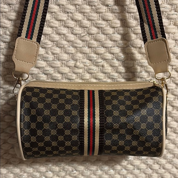 Chic Black and Gold Crossbody Bag with Elegant Design - Picture 6 of 14